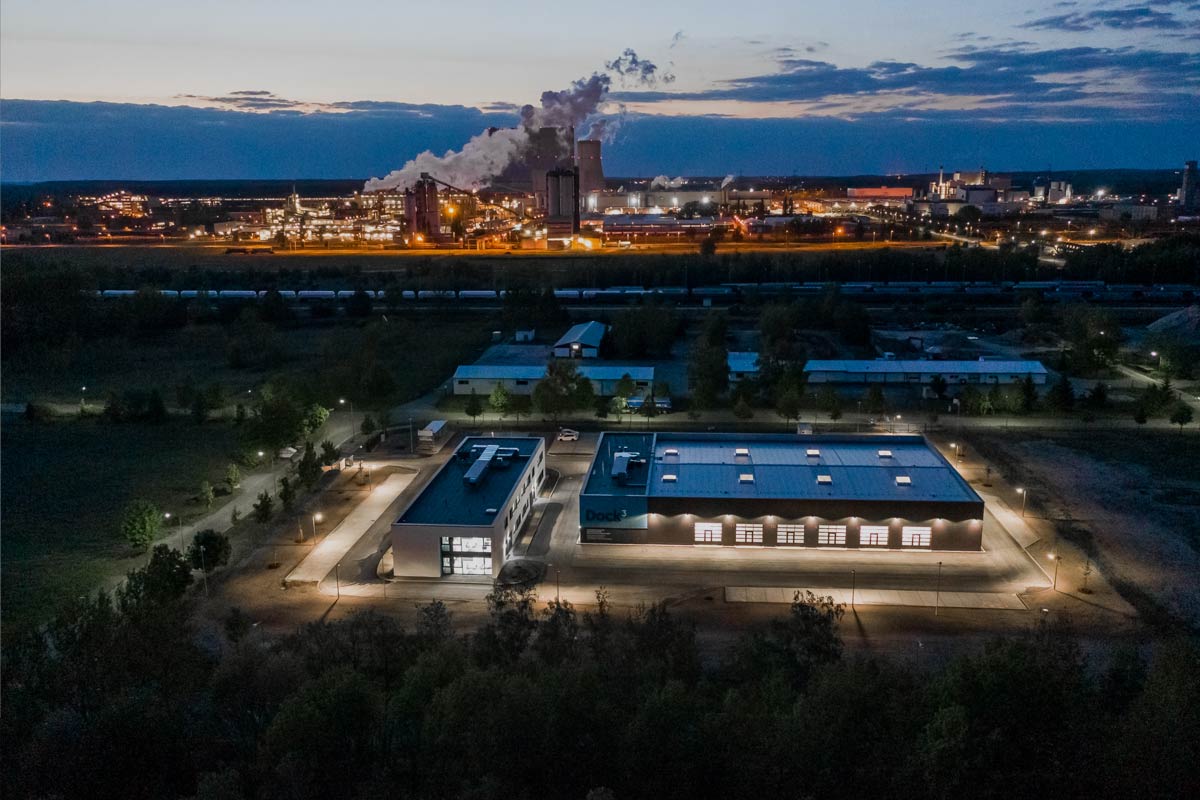 Ansicht des Dock3 Lausitz und des Industrieparks Schwarze Pumpe bei Nacht